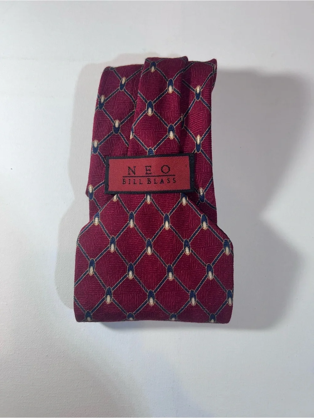 NEO Bill Blass Men’s 100% Silk Tie Burgundy Navy Gold Geometric Necktie